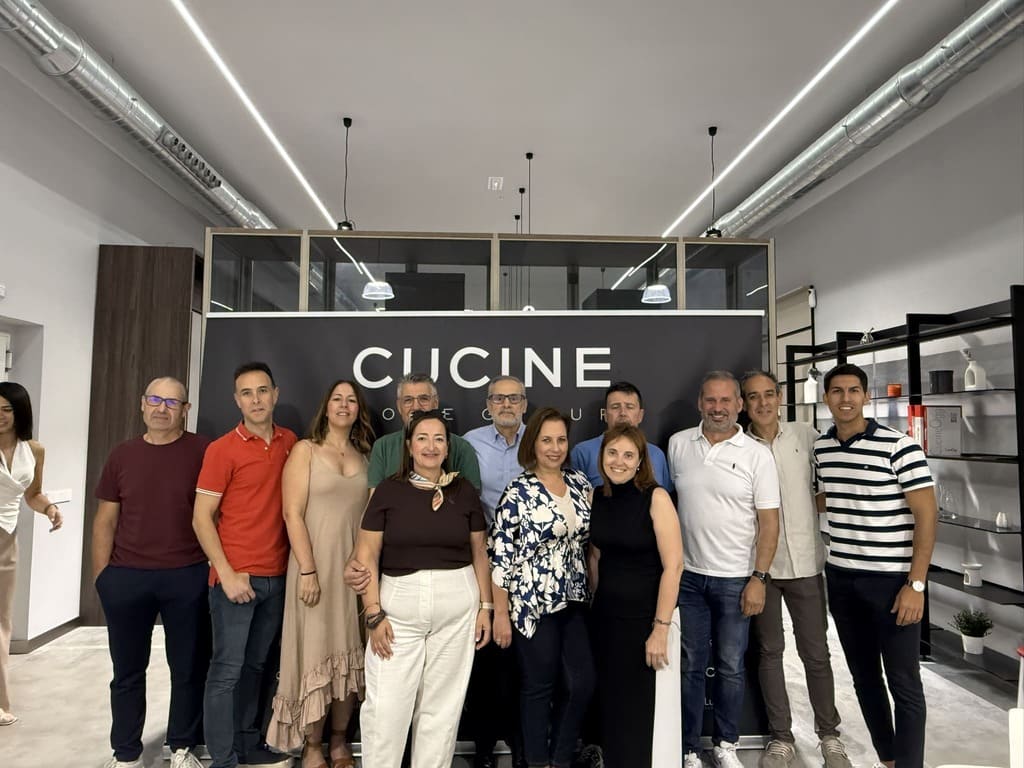 Equipo comercial Cucine Home Group durante la jornada de formación