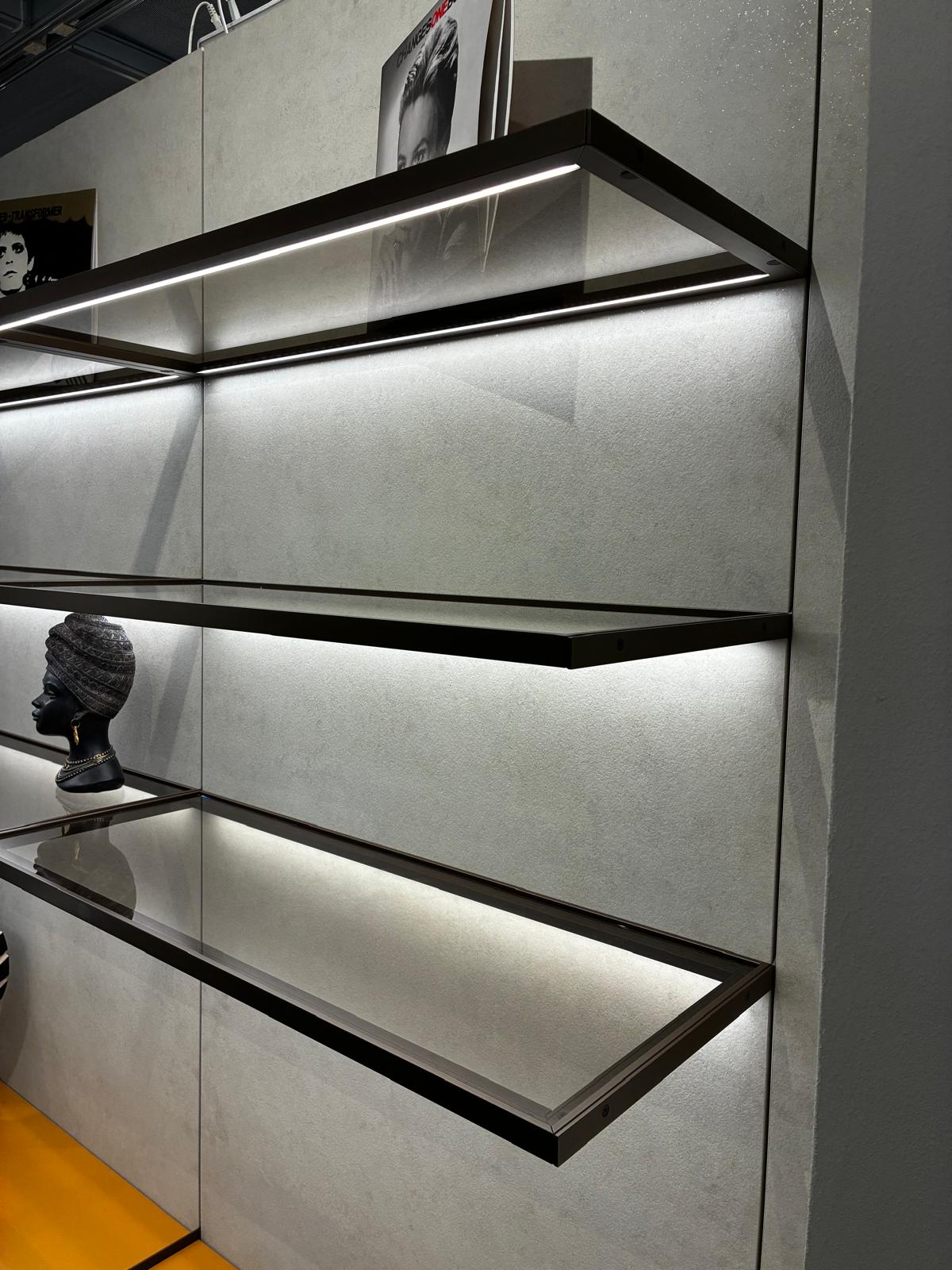 Entrepaños y estantes iluminados de Furnital